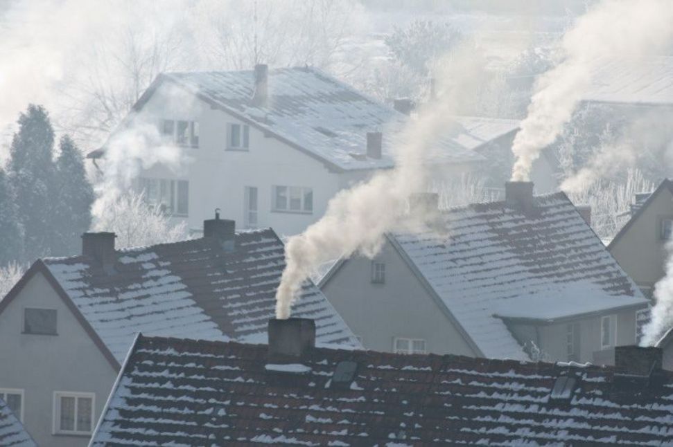 Rauchschwaden von Heizkaminen im Winter