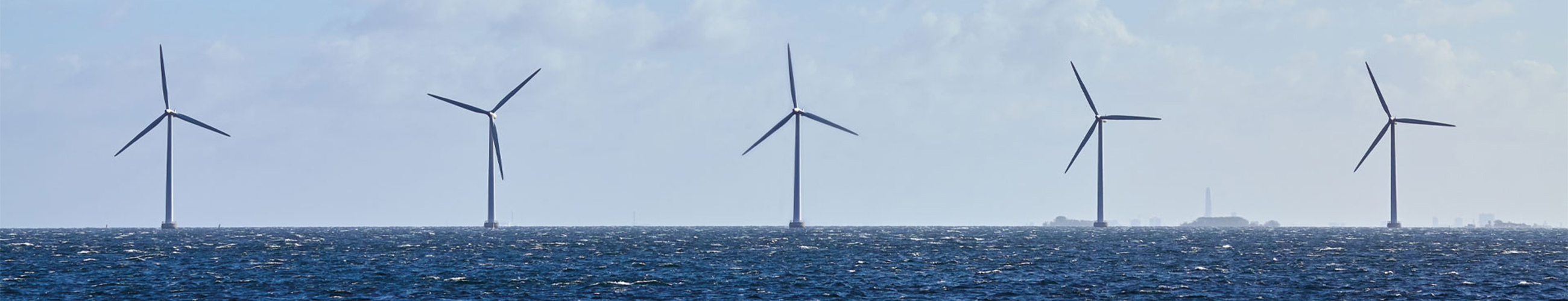 [Translate to English:] Bild von fünf Offshore Windrädern auf dem Meer